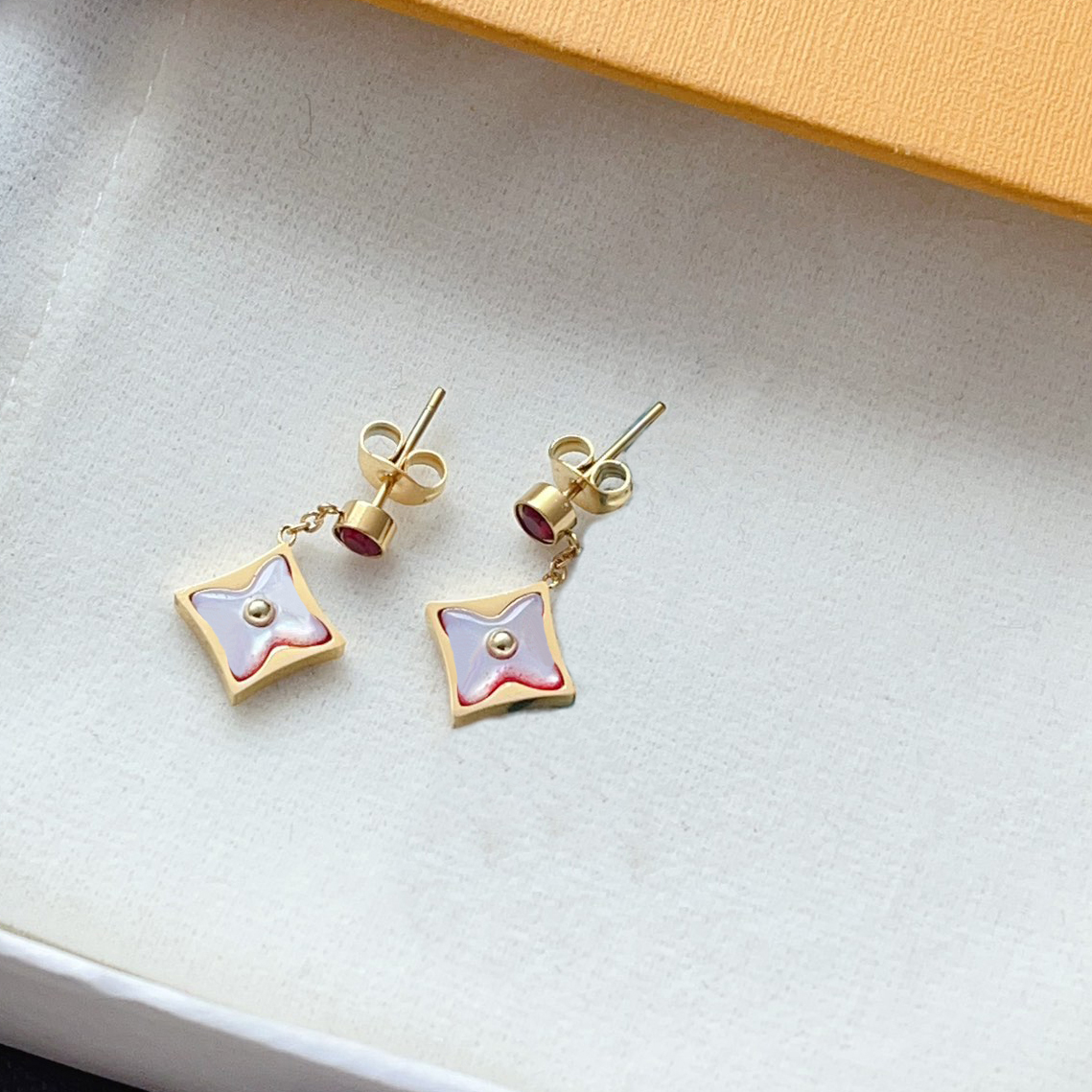 Designer Gold Plated White Enamel Clover Pendant Earrings Exquisite Luxurious Gift Suitable For Womens Daily Parties Paired With Jewelry
