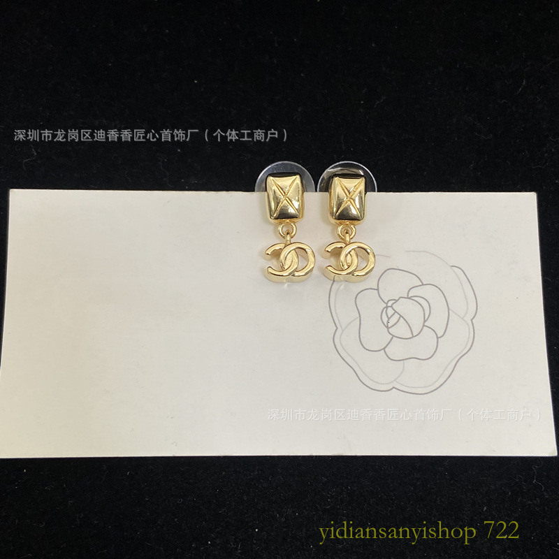 Designer Jewelry New Classic Dia Pattern Stud Earrings Women Elegant Earrings Light Ear Accessories cc earrings