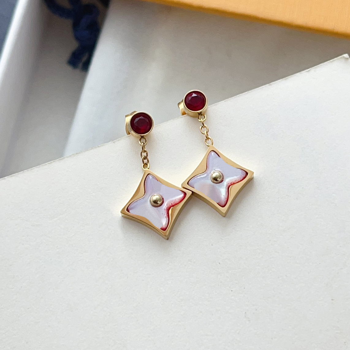 Designer Gold Plated White Enamel Clover Pendant Earrings Exquisite And Luxurious Gift Suitable For Womens Daily Parties Paired With Jewelry