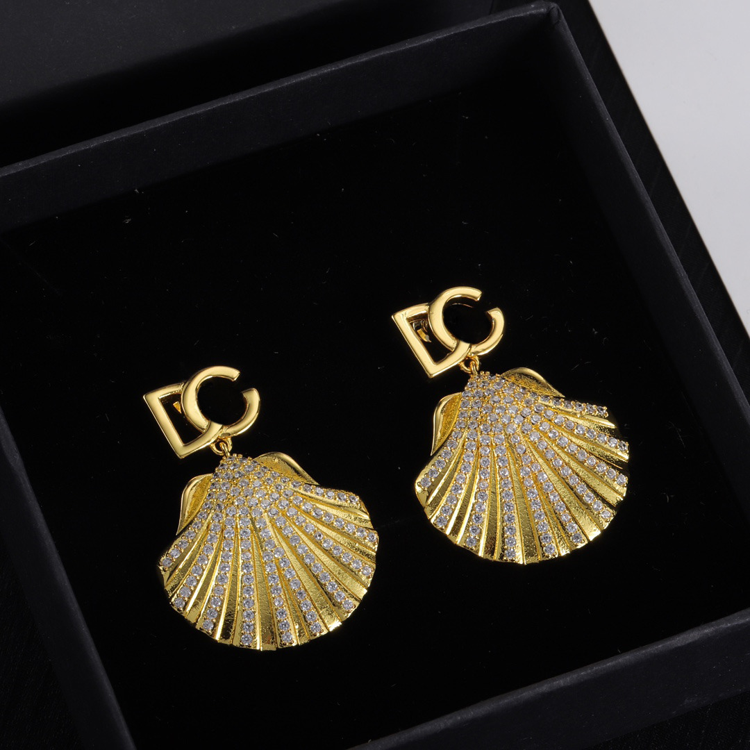 Luxurious and fashionable large scallop earrings golden and retro designer jewelry