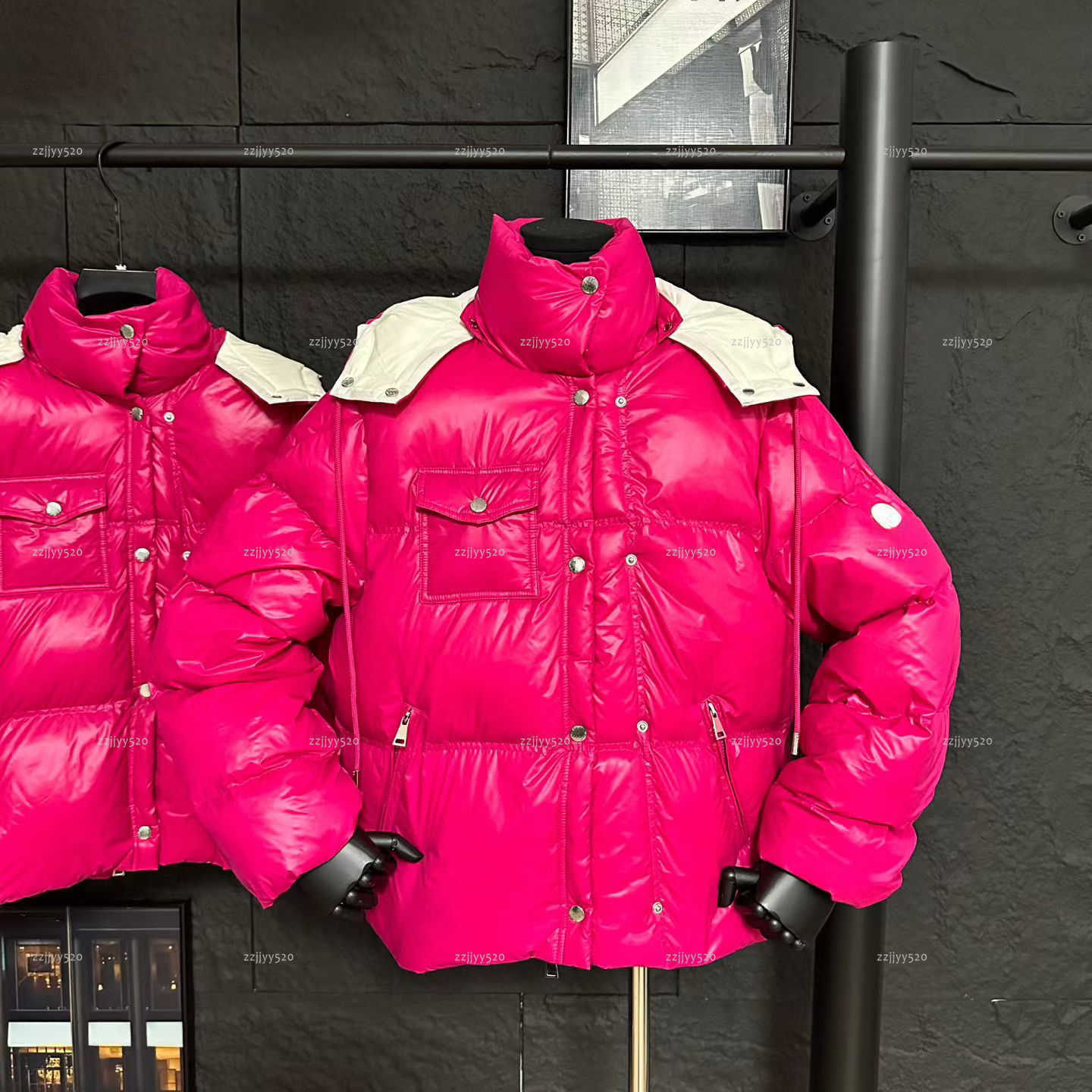 Brand Designer Style Puffer Jacket Women Short Down Jacket Detachable Hood Stand Collar Puffer Coat Cargo Pocket Winter Warm Outerwear A383X08N013