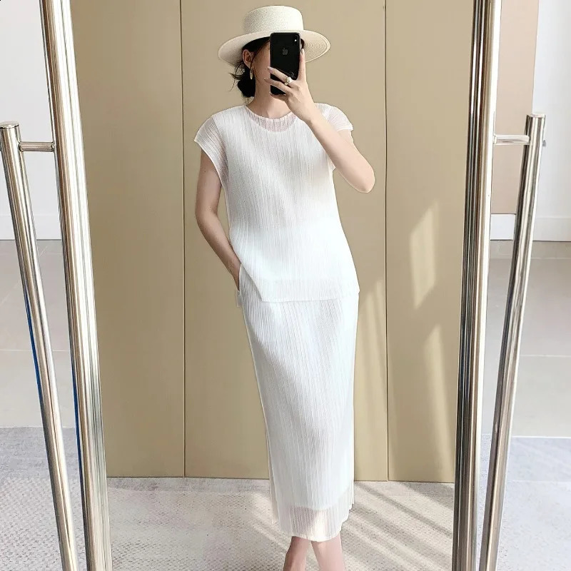 Miyake Pleated TShirt 2026 Summer DoubleLayer Mesh ShortSleeve Top Womens Stretch Skirt Simple Elegant Draped Set 260720banjia
