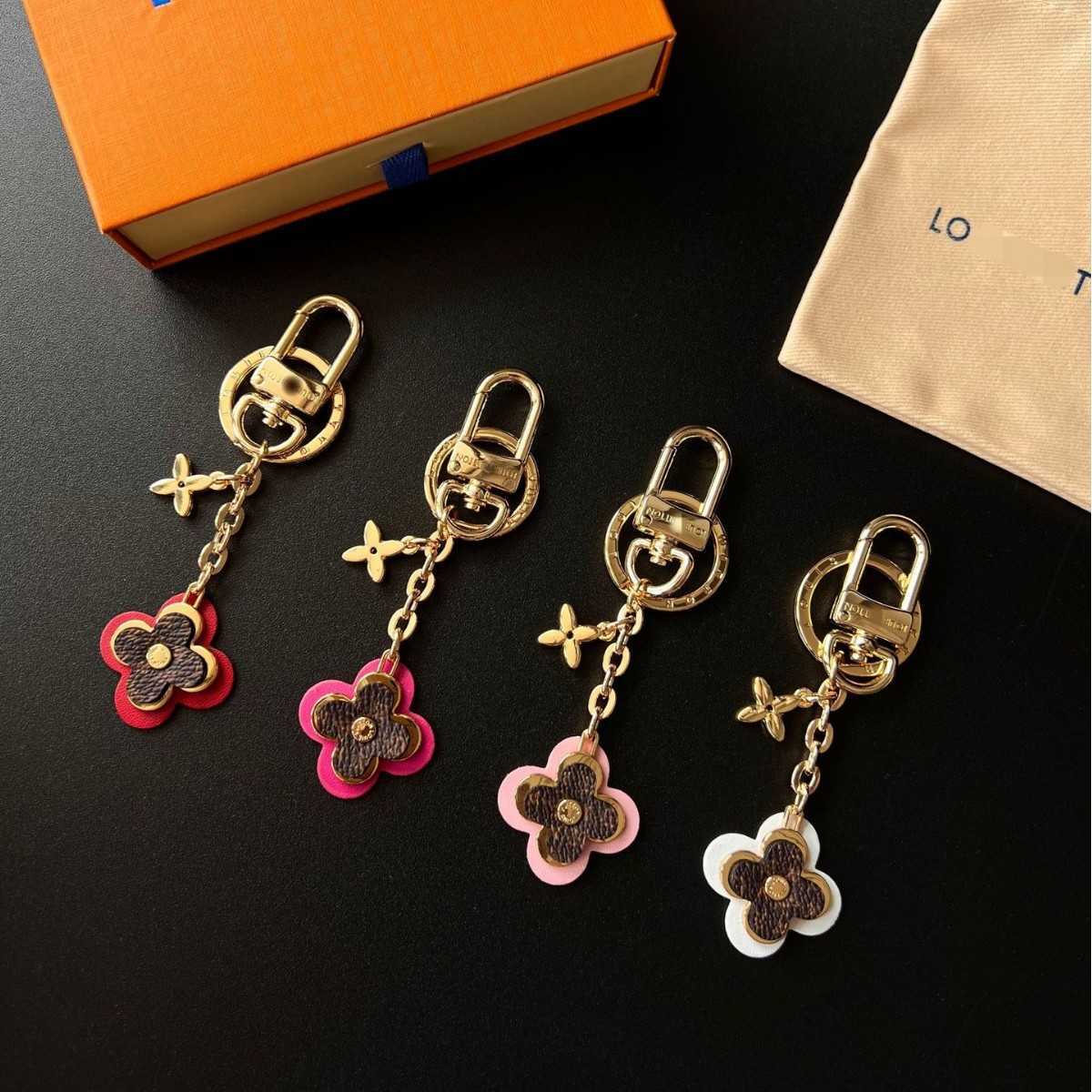 2026 Nouveau pendentif de porte-clés de tournesol en cuir vintage avec une boucle décorative de trèfle à quatre feuilles de sensation luxueuse ha