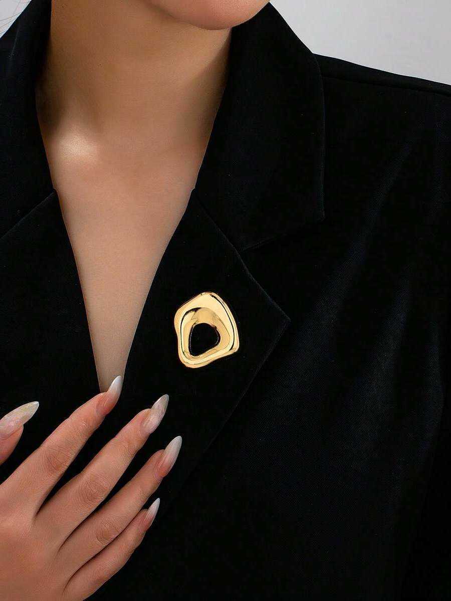 Simple and sophisticated autumn-winter brooch, elegant women's fashion accessory, irregular oval polished pin for cross-border European and Ame