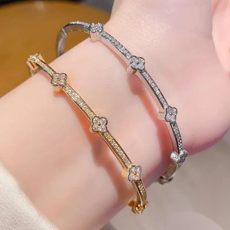 Luxury bangle jewelry for women Five Leaf Clover Bracelets Bracelet Designer Copper plated 18K gold or silver Simple Fashion Festival Vacation gifts