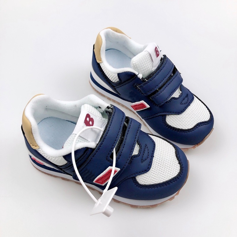 Baskets décontractées élégantes faites à la main pour les tout-petits, design en maille respirante et sangle Velcro, style rétro luxueux adapté à
