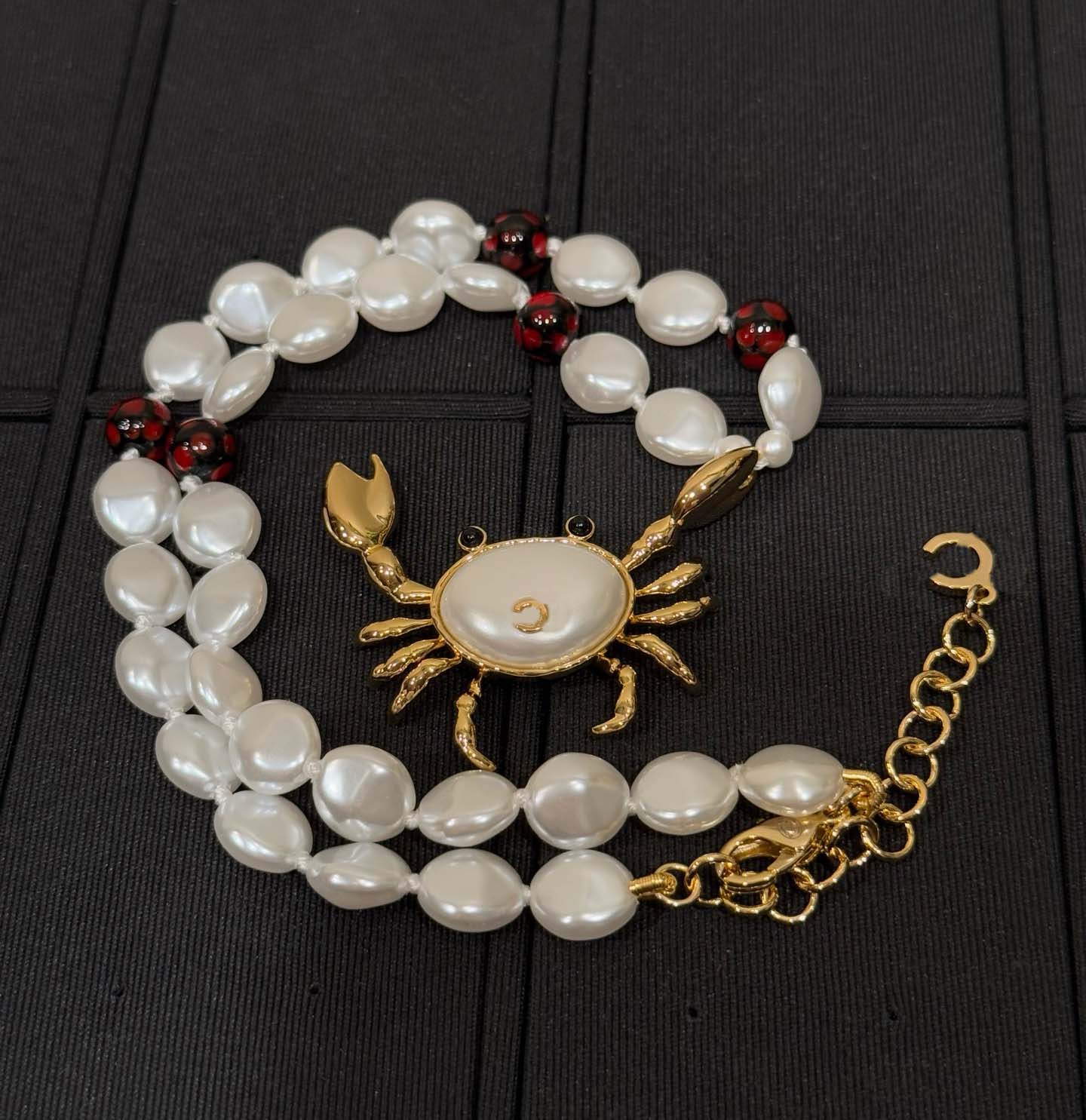 2026 Collier pendentif à breloque de qualité de luxe avec perles de coquillage blanches en forme de crabe en plaqué or 18 carats broche boucle d'