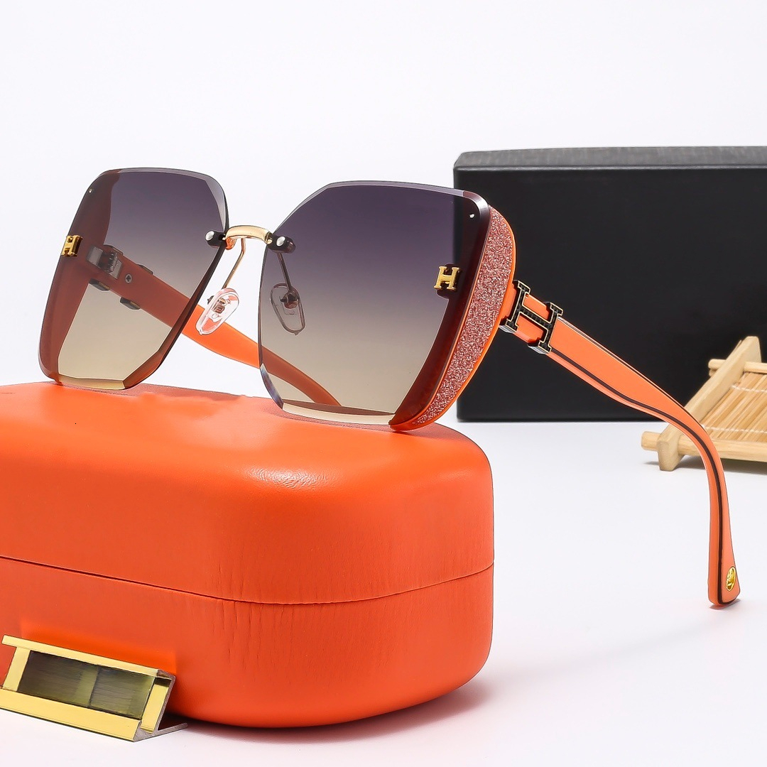 Vintage Luxury Designer Sunglasses Cut Edge Square Reshaped Letter Metal Decor Rhinestone Splicing Temple Gradient Lens Cream Frame UV400 Elegant La