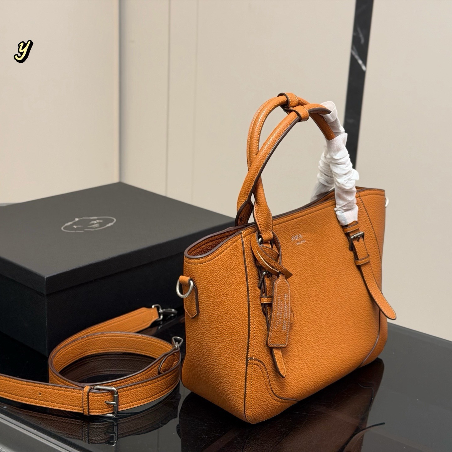 P ladies handbag brand's new tote bag is large-capacity, versatile handbag suitable commuting casual use, offering a high-end, fashionable, and