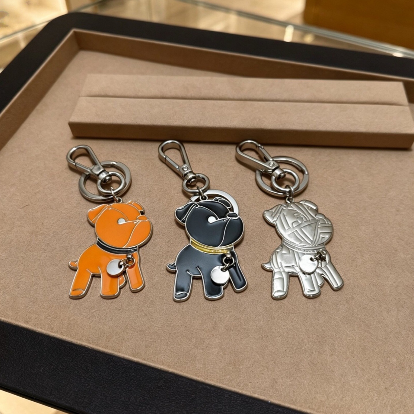 Collection de porte-clés de créateur de luxe Ito bouledogue français chien KAWS X Bee breloques de sac en métal porte-clés de voiture sac à dos p