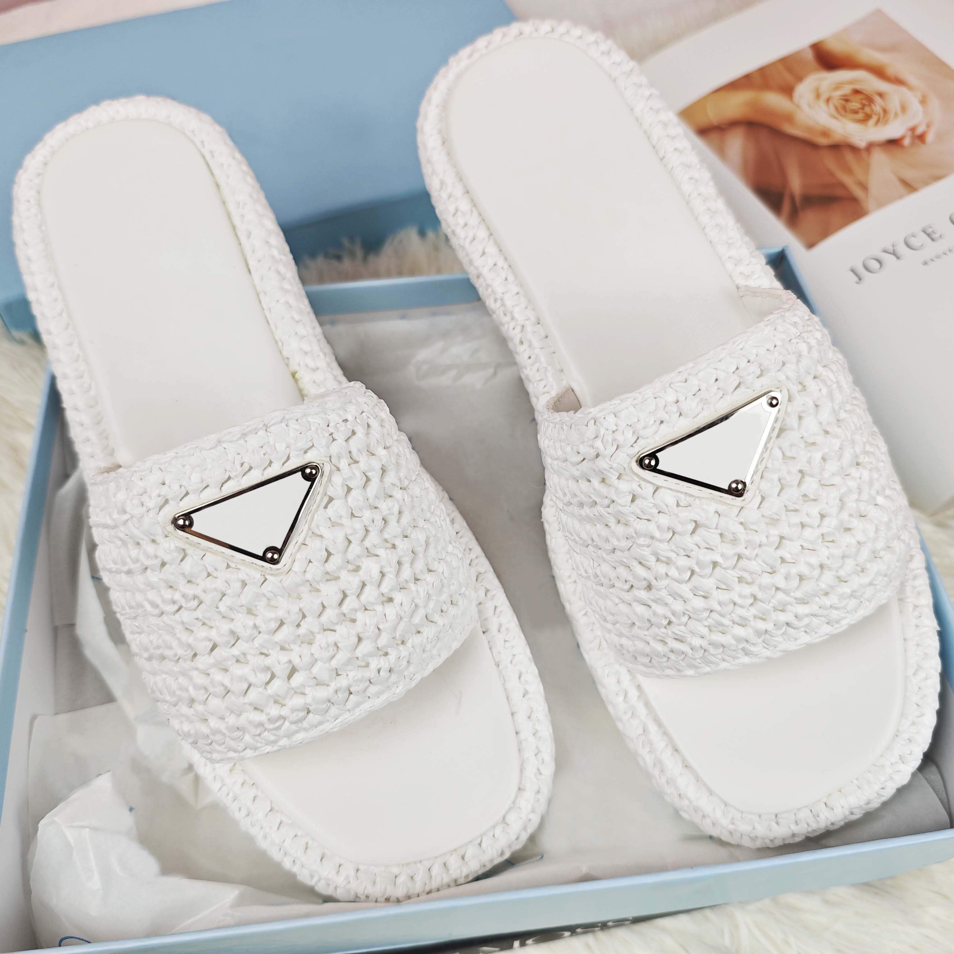 Sandales de créateur tissées avec logo en métal pour femme, à enfiler, plates et respirantes, en paille, chaussures d'été élégantes pour les occa