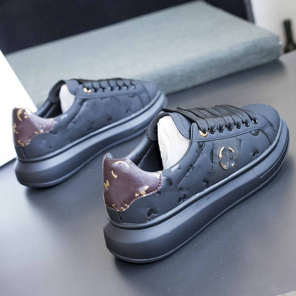 Chaussures décontractées de luxe pour hommes et femmes, baskets à plateforme florale en relief, trèfle, Badge en métal, talon contrasté en cuir