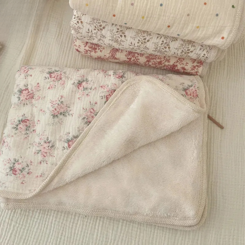 2026 New Baby Flower Print Muslin Blanket Quilt For Summer Infant cologne Floral Comforter Napping Cover Bedding perfume Quilts For Winte 240127 Des