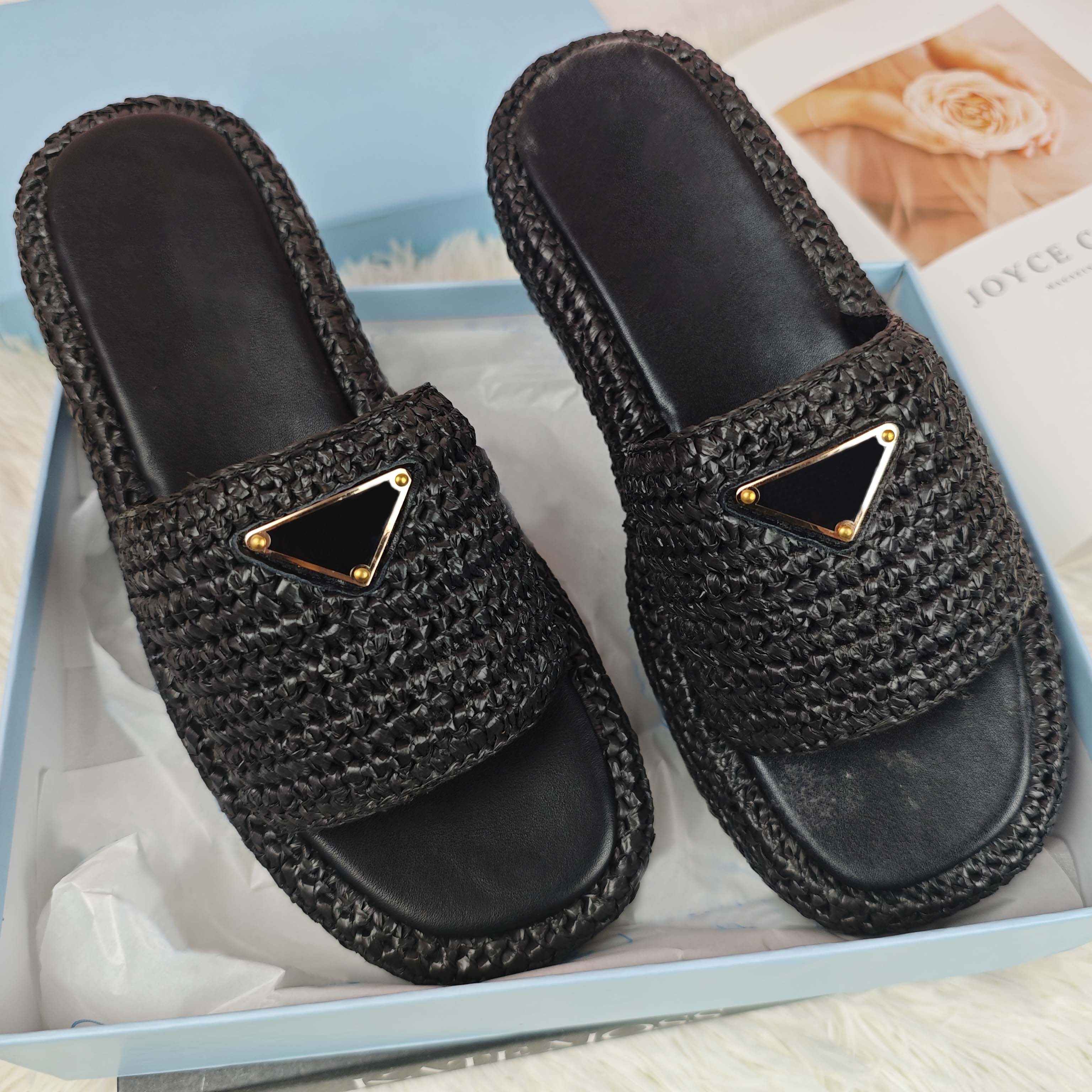 Sandales d'été à glissière plate en paille tissée texturée, pantoufles à enfiler en plaque métallique triangulaire à large sangle pour femmes, di