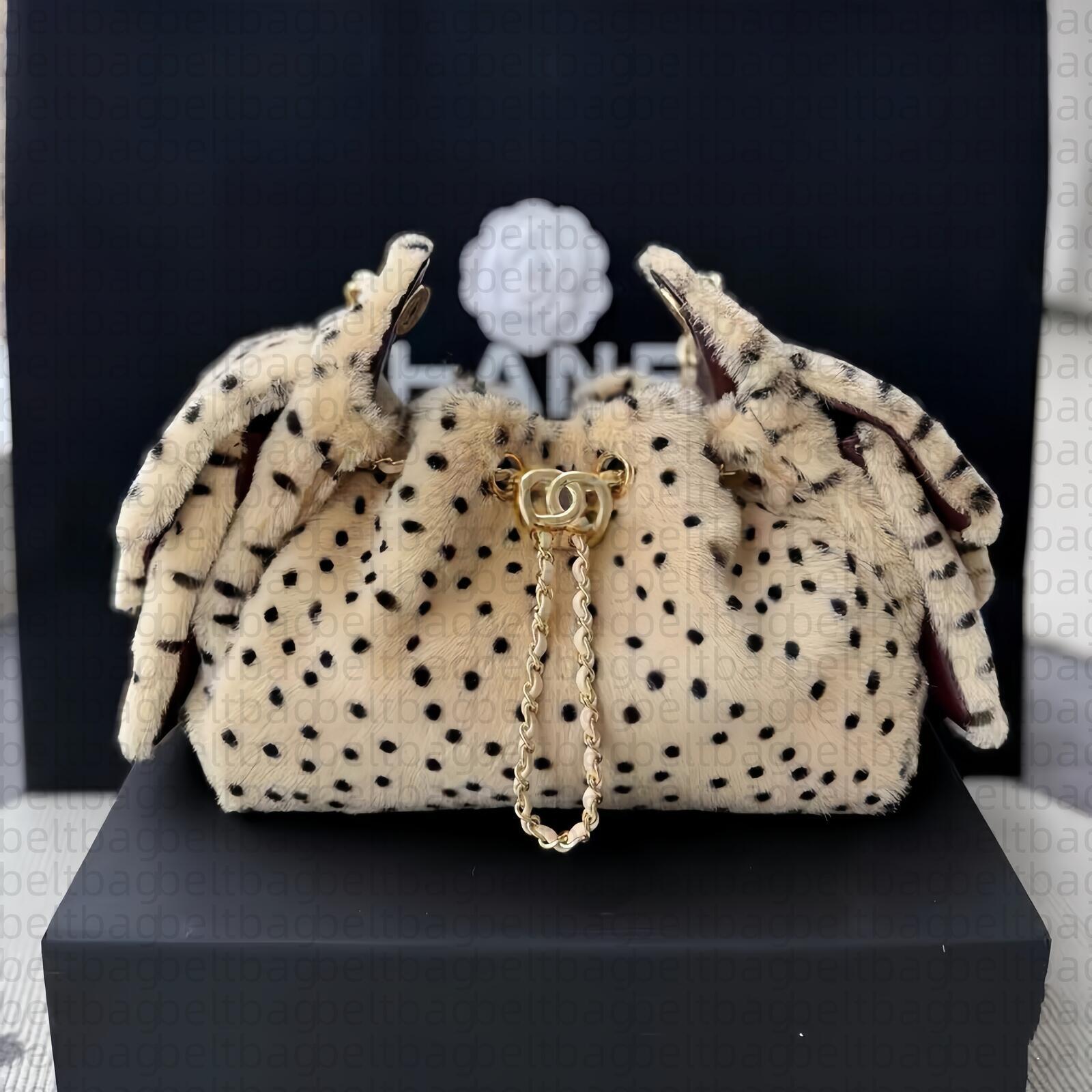 26p Designer Bag 2026 Trend Luxury Faux Fur Cream Handbag Shoulder Clutch Purse Gold Chain Mirror Quality Woman Vintage Soft Pouch Fashion Premium A