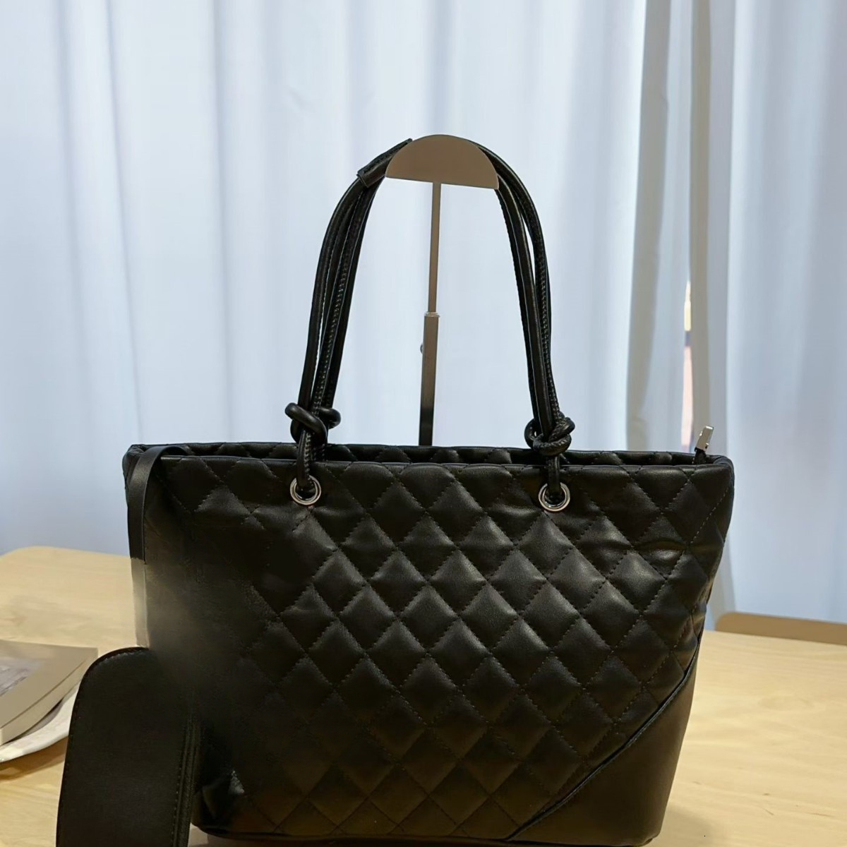 C designer fashionable and versatile, trendy single shoulder crossbody bag, large capacity mommy bag