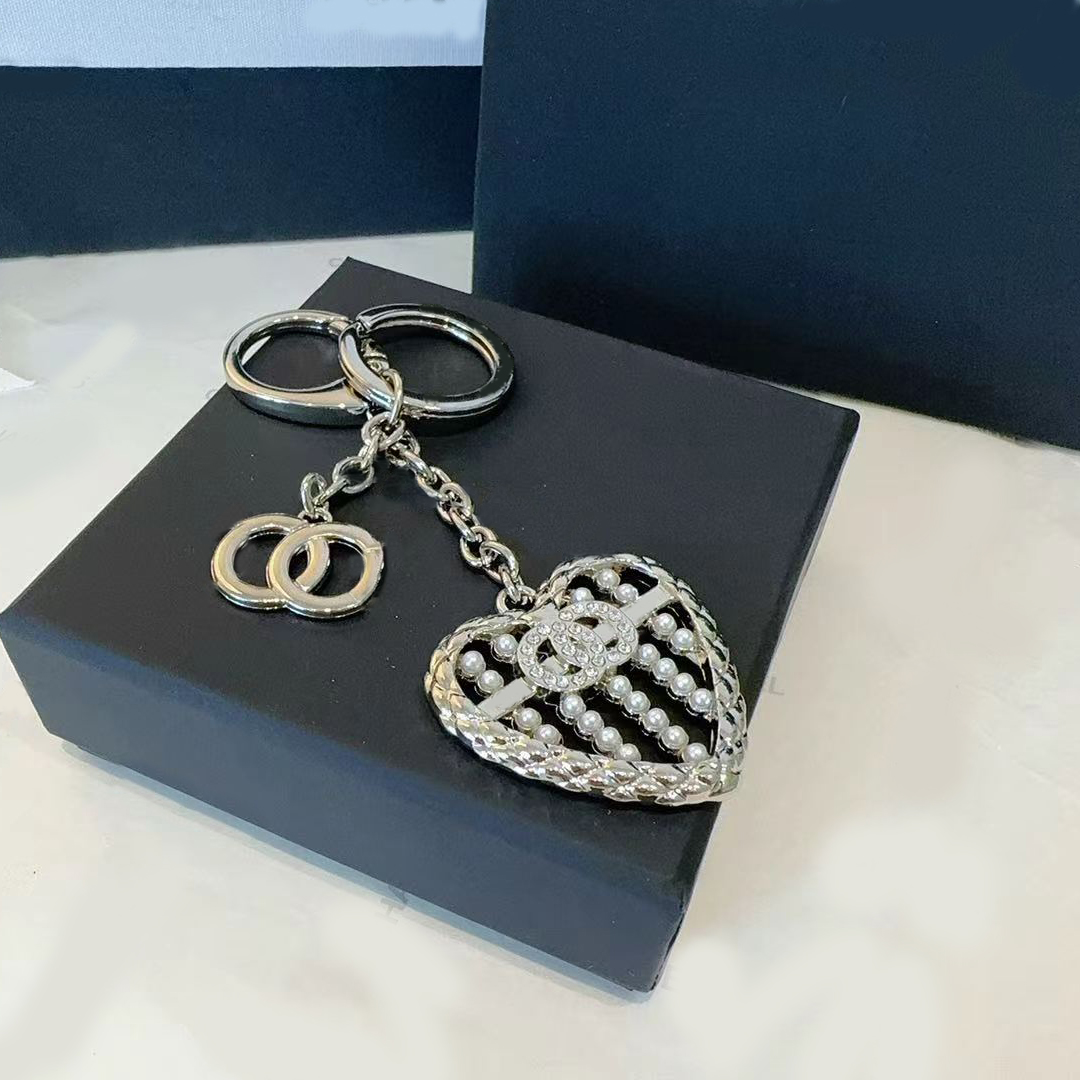 Porte-clés classique exquis luxe designer voiture porte-clés en alliage de zinc lettre unisexe lanière or noir métal petits bijoux Lov 27 chaud