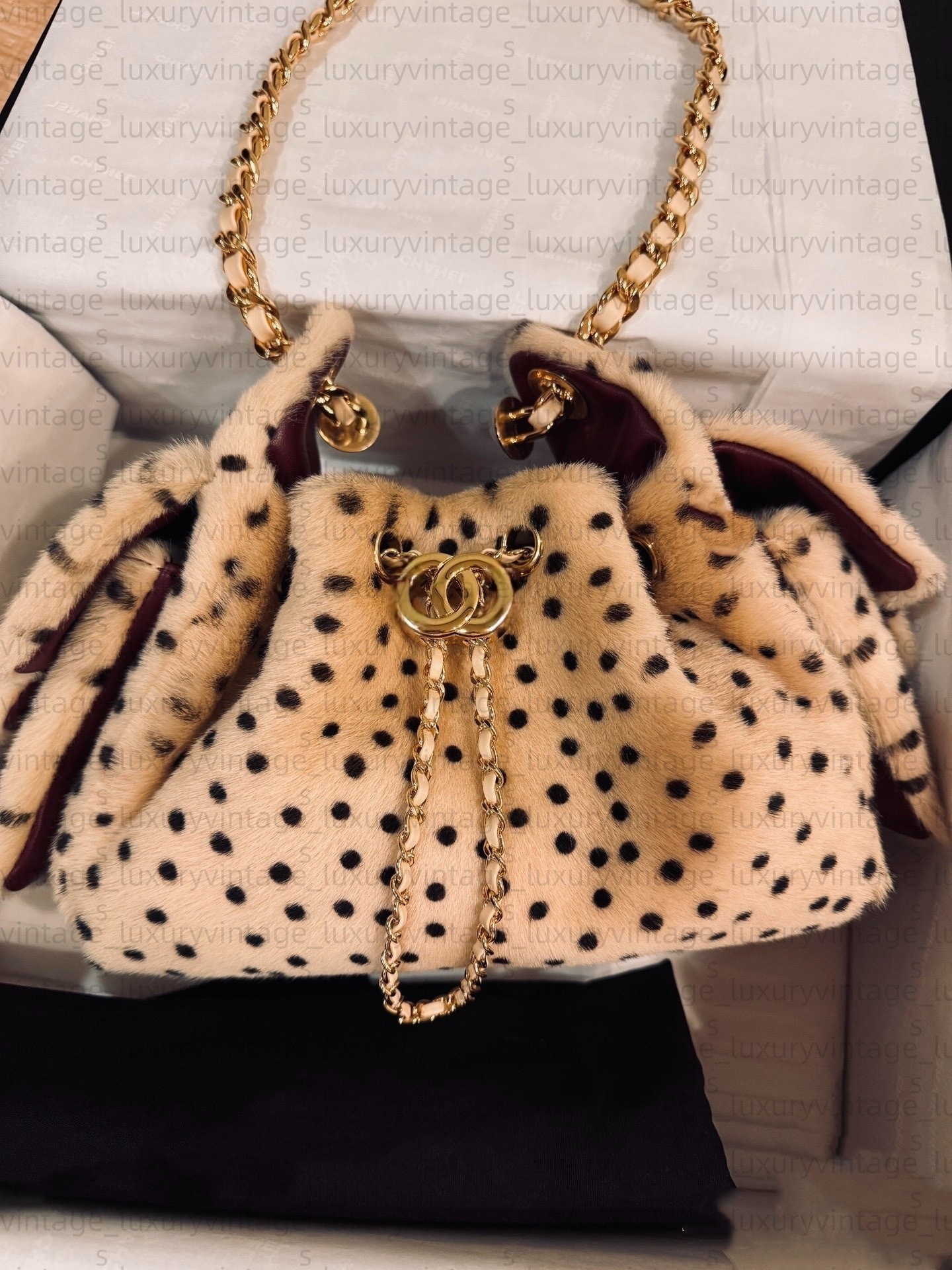 26p Designer Bag 2026 Trend Luxury Faux Fur Cream Handbag Shoulder Clutch Purse Gold Chain Mirror Quality Woman Vintage Soft Pouch Fashion Premium A