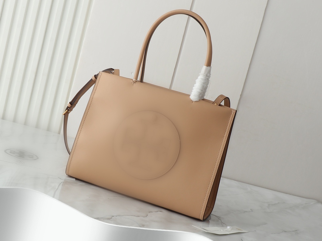 Le créateur a créé de luxueux sacs à bandoulière qui conviennent à un usage quotidien et peuvent être portés à diverses occasions