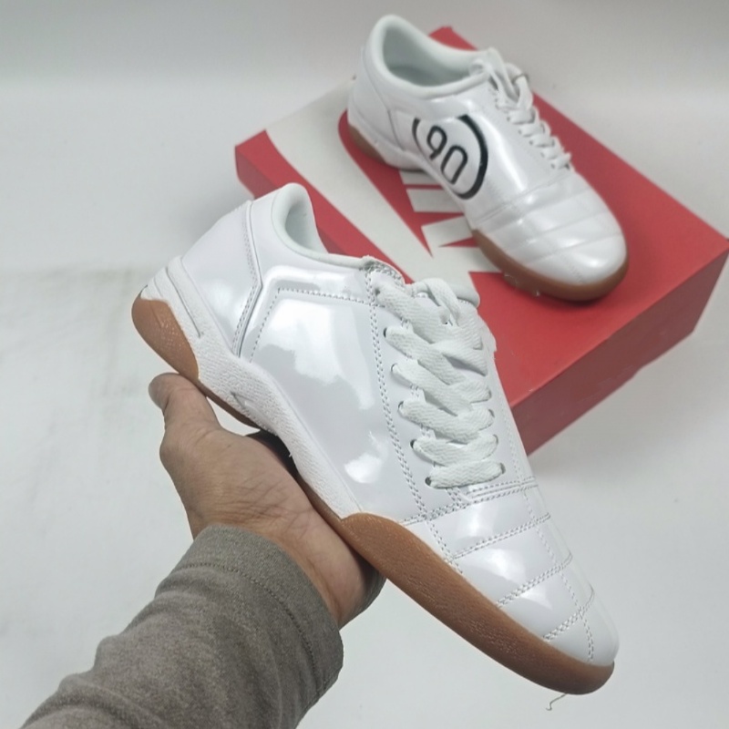 Des designers expérimentés de haute qualité créent ces chaussures de sport à la main.La tige en cuir verni est brillante et la semelle extérieure