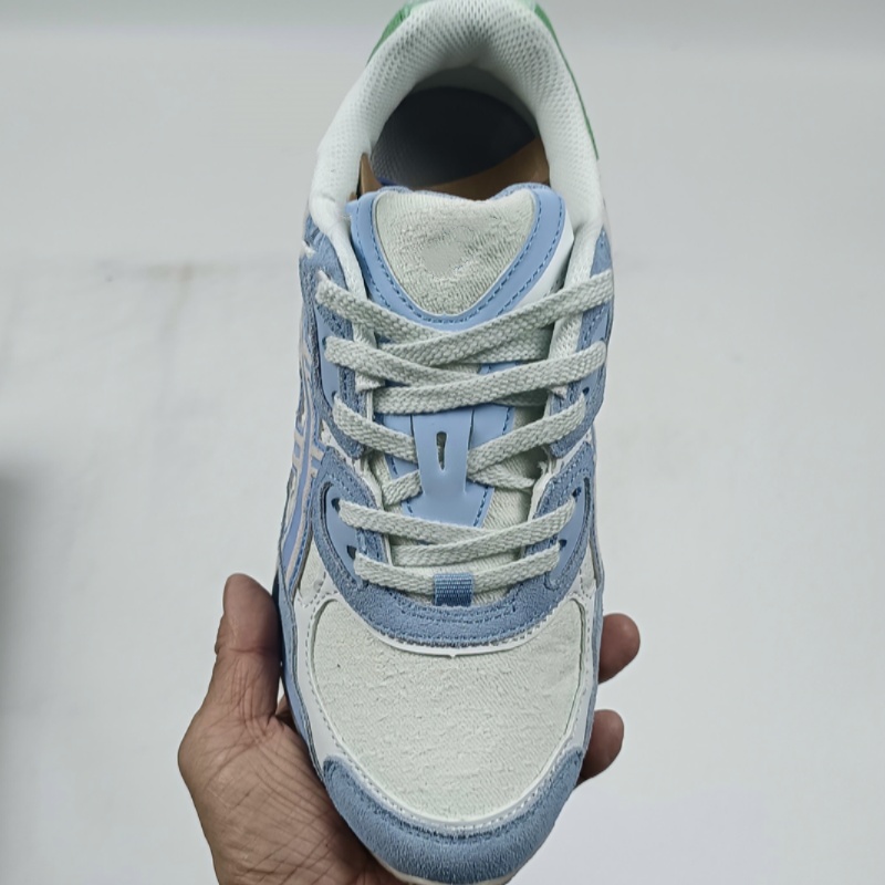 Le designer senior crée des chaussures de course de haute qualité avec un style rétro et une tige en maille suédée respirante, adaptées aux homme