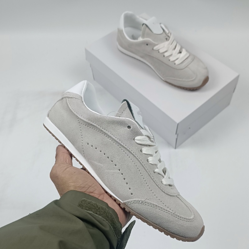 Les designers seniors créent des chaussures pour hommes et femmes en daim de haute qualité, respirantes et confortables, adaptées à un usage quot