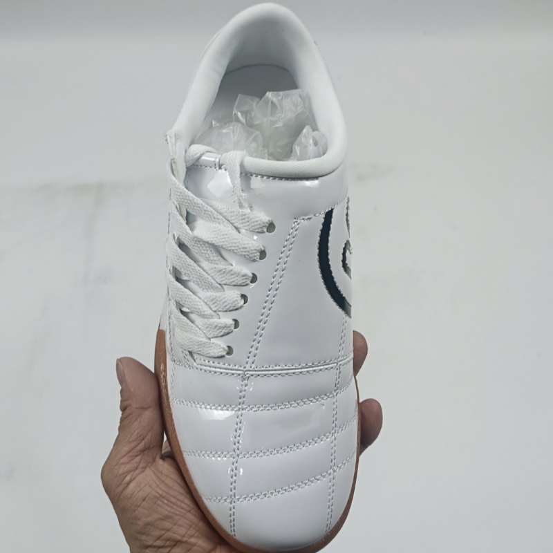 Chaussures décontractées fabriquées à la main par un designer senior, avec un cuir verni blanc pur luxueux de grande taille et un rembourrage int