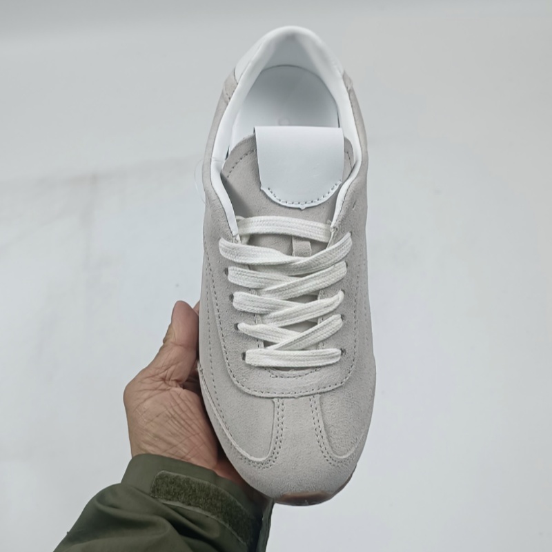 Le designer senior crée des chaussures décontractées rétro en daim de haute qualité faites à la main, dotées d'une structure respirante de haute