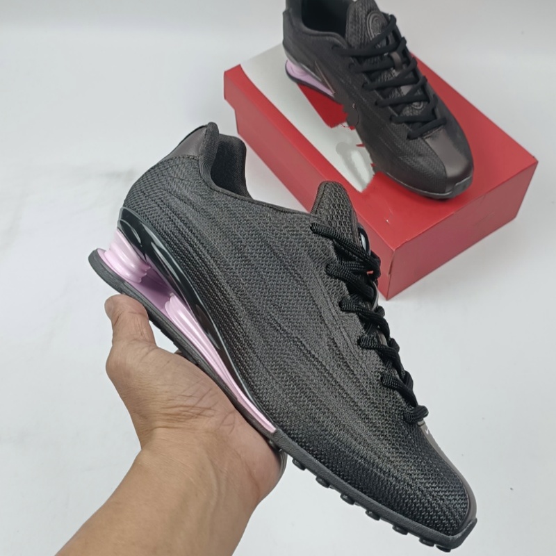 Le designer senior crée des chaussures de sport fabriquées à la main de haute qualité avec une tige en maille noire tendance et des coussinets d'