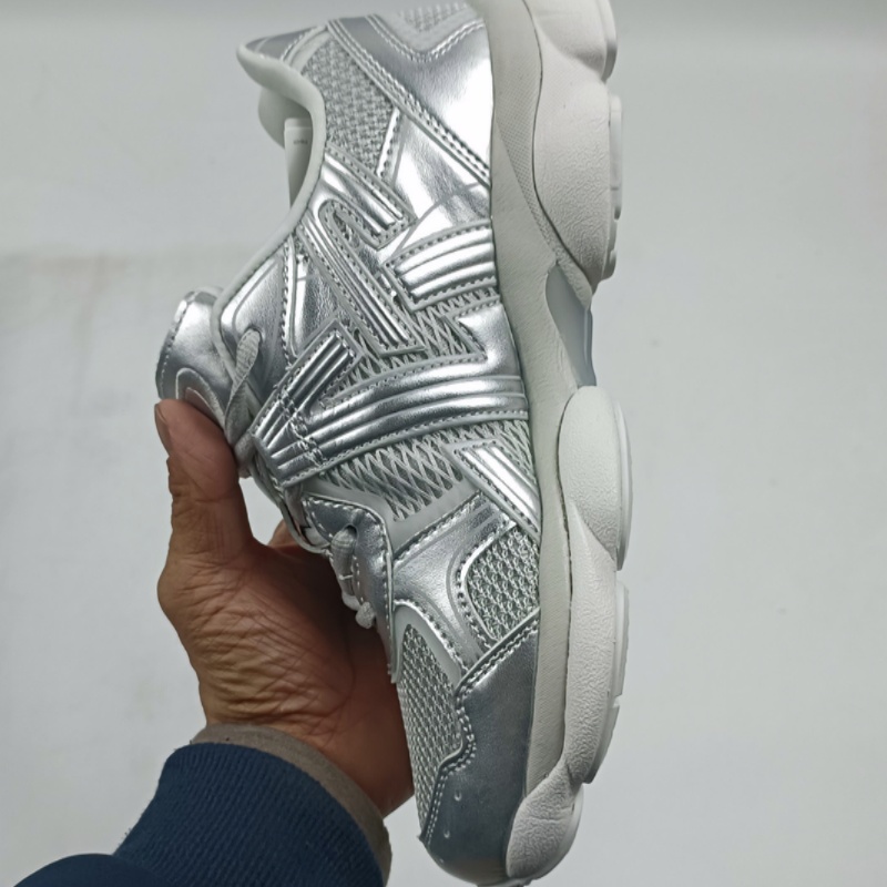 Le designer senior crée des chaussures de course fabriquées à la main avec une tige en mesh respirant de haute qualité offrant un confort tout au