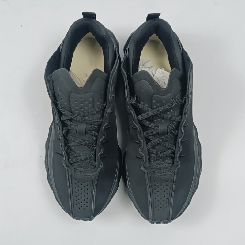 Des designers seniors de haute qualité créent ces chaussures de sport avec une couture luxueuse. Elles disposent d'une structure en maille légère