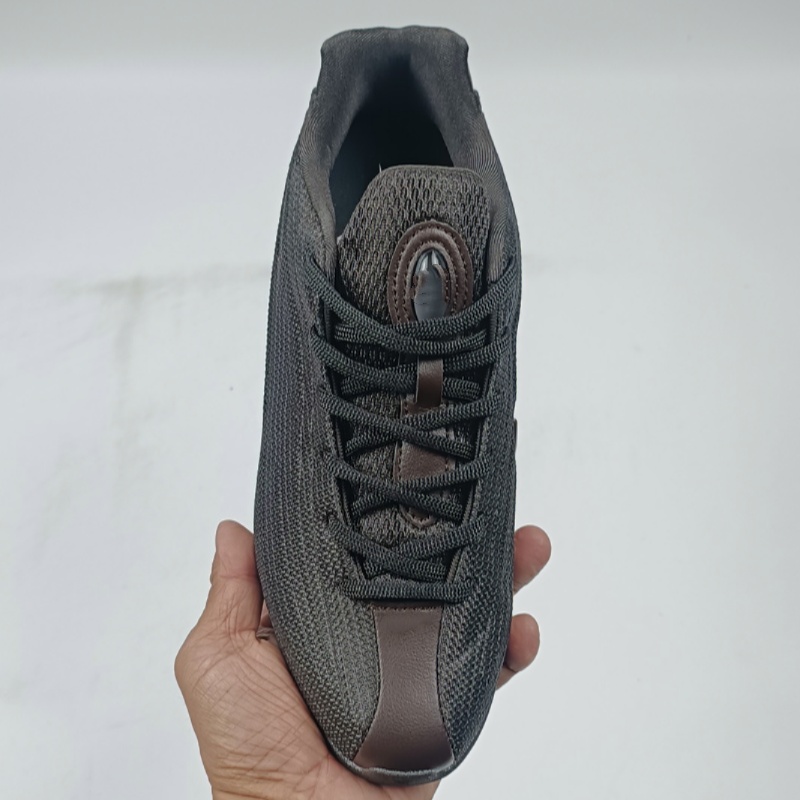 Le designer senior crée des chaussures de sport artisanales de haute qualité avec des styles tendance.