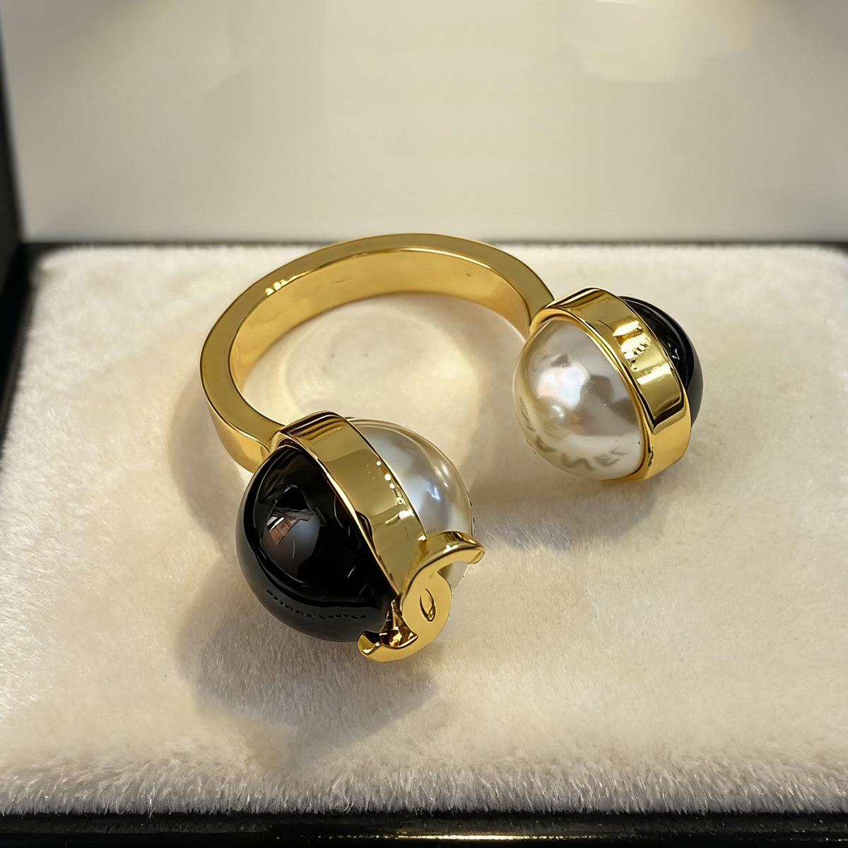 Designer Jewelry CC Rings 26 Black White Pearl Letter Simple And Luxurious Rings Wholesale Channel