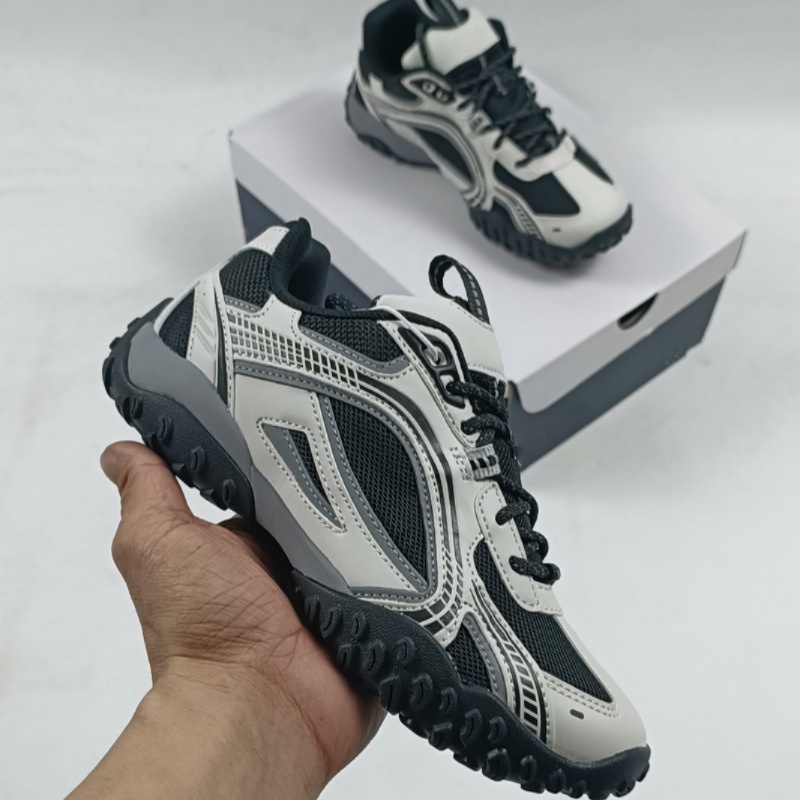 Production de haute qualité de chaussures de randonnée à la mode. Des designers experts créent des chaussures de sport antidérapantes en maille e