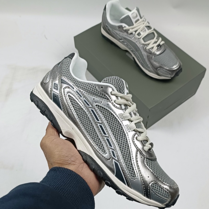 Des designers chevronnés de haute qualité ont créé des chaussures de course rétro dotées d'une tige en tissu maillé et en daim avec des caractéri