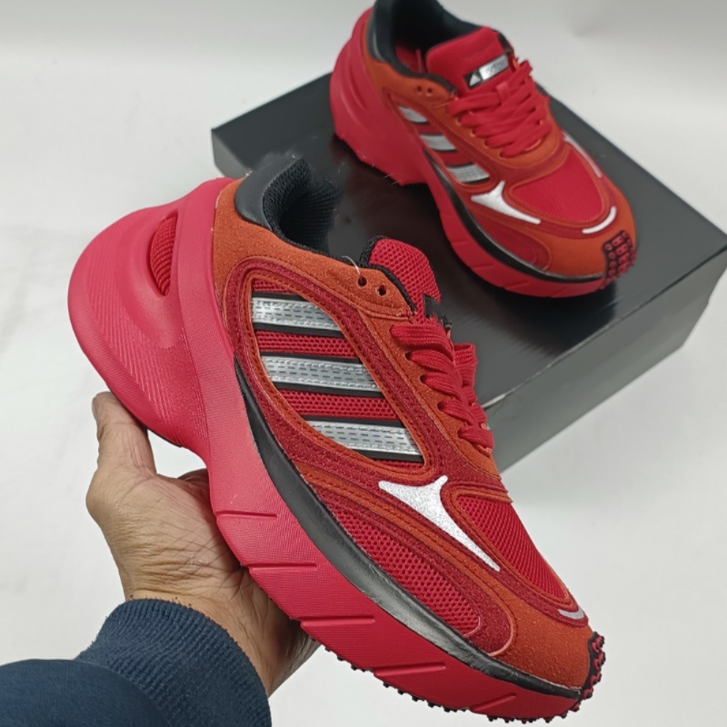 Des designers chevronnés de haute qualité ont créé des chaussures de course rétro dotées d'une tige en daim et en mesh avec des semelles épaisses