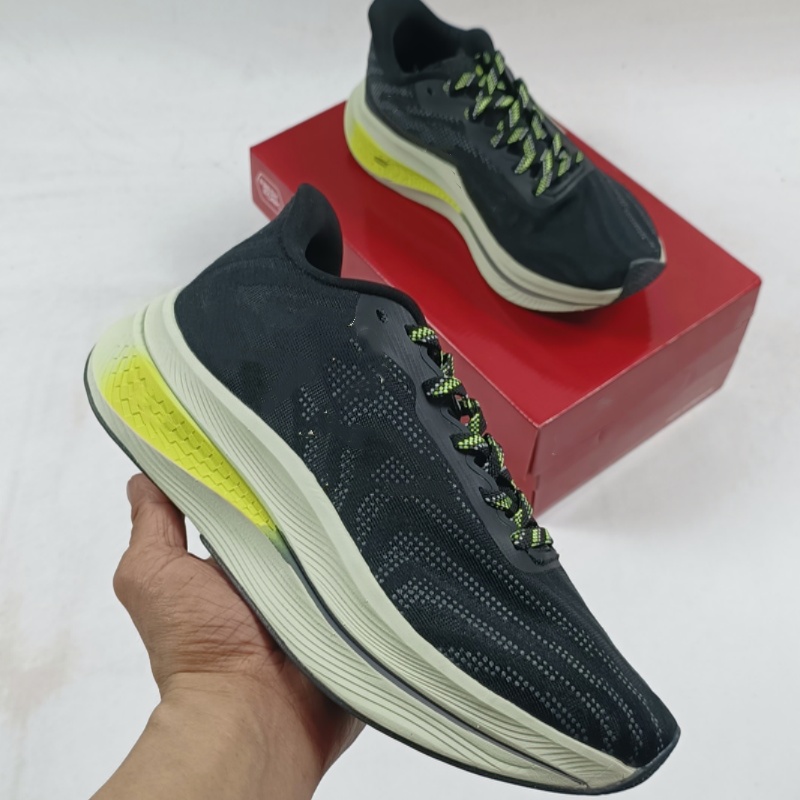 Des designers expérimentés de haute qualité ont conçu des chaussures de course avec une tige en mesh respirant, légère et absorbant les chocs