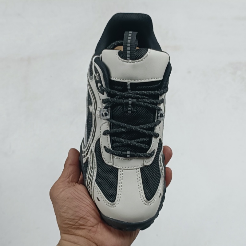 Le designer senior crée des chaussures de course tendance avec une tige en mesh de haute qualité et une semelle en caoutchouc antidérapante