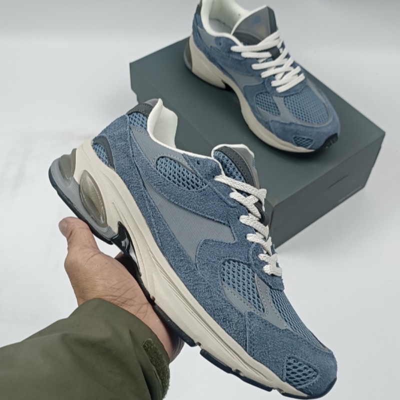 Chaussures de sport rétro de haute qualité faites à la main, conçues par un designer chevronné avec une surface en maille de daim