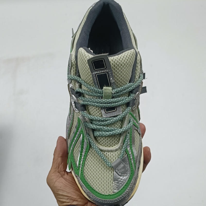 Un designer senior a créé des chaussures décontractées à plateforme rétro. Fabriquées à partir de matériaux en maille et en cuir de haute qualité