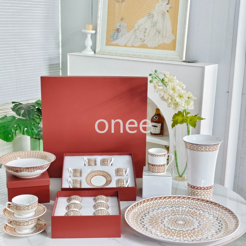 Fashionable Bone China Tableware Set with Shallow Plates Mugs Two Piece Cup and Saucer Sets Tableware Vases Western-Style Plates and Soup Bowls Come