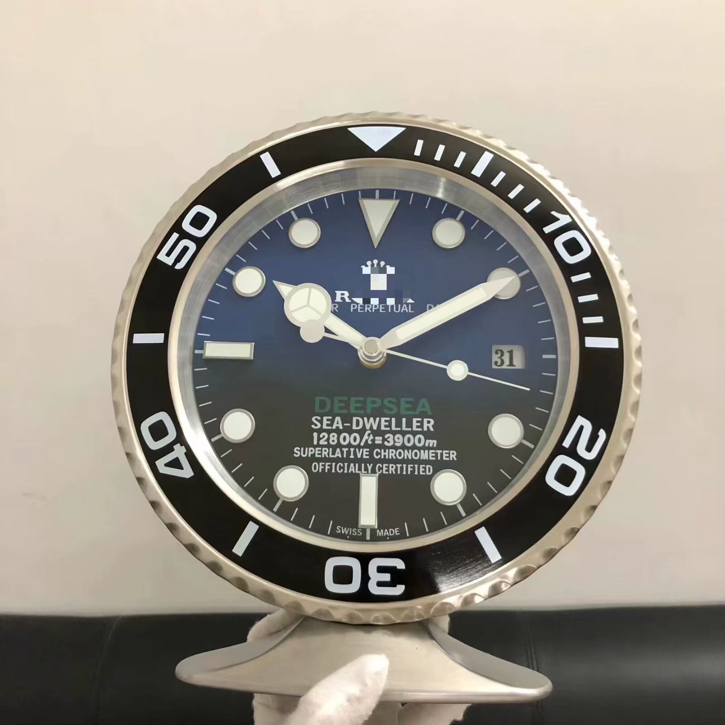 Designer new style table clock wall-mounted living room decoration luminous wall clock luxury trendy high-end stainless steel metal casing selling w