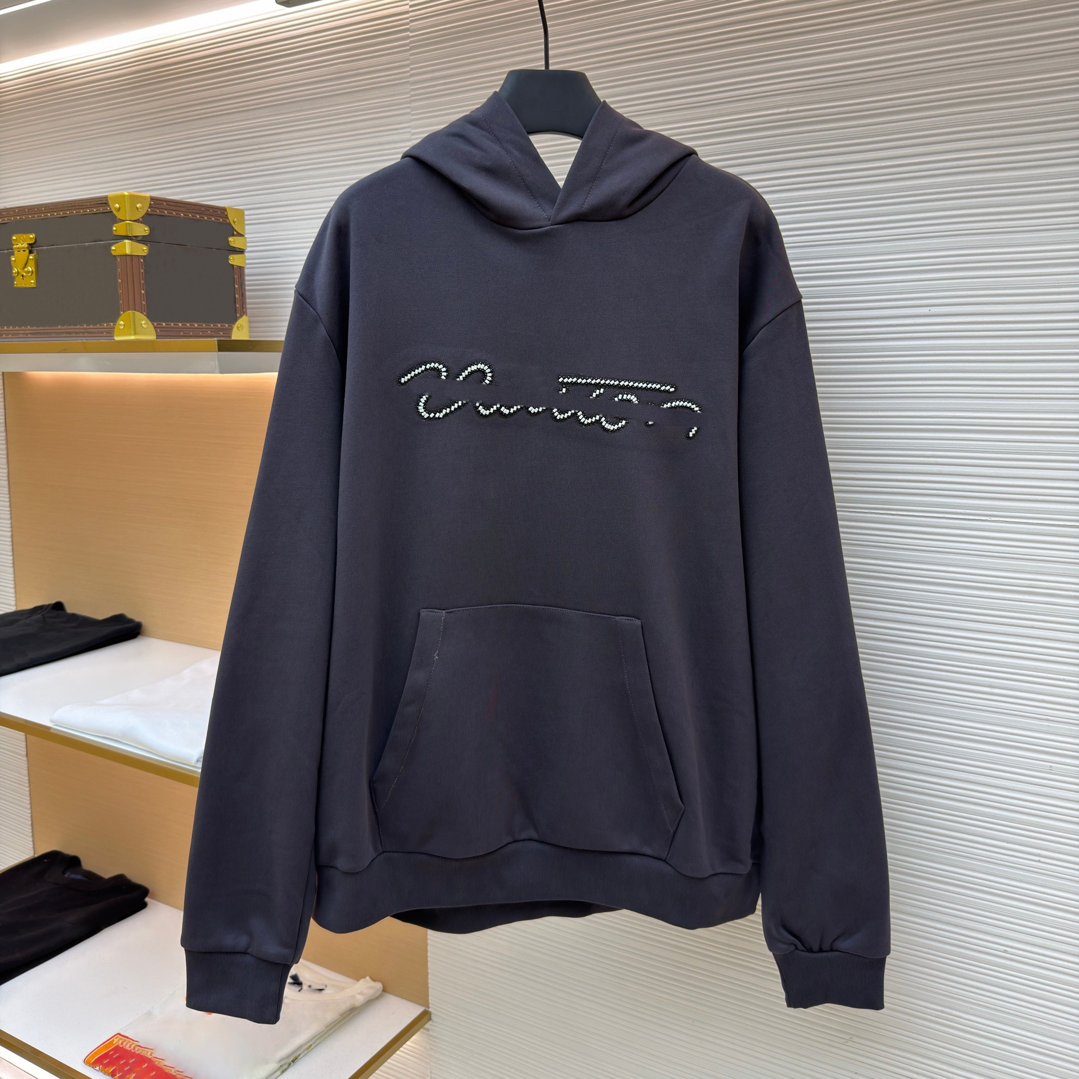 Designer brand high-quality men's hoodie with bead embroidery decoration, simple daily travel outfit, fashionable hoodie, unisex hoodie