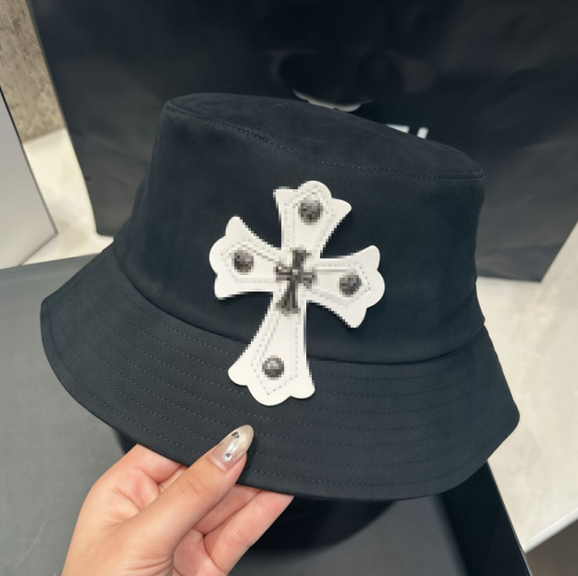Classique chromé à large bord conçu par le pêcheur Heartbeanie avec un chapeau d'extérieur seau de plage pour femme au design croisé