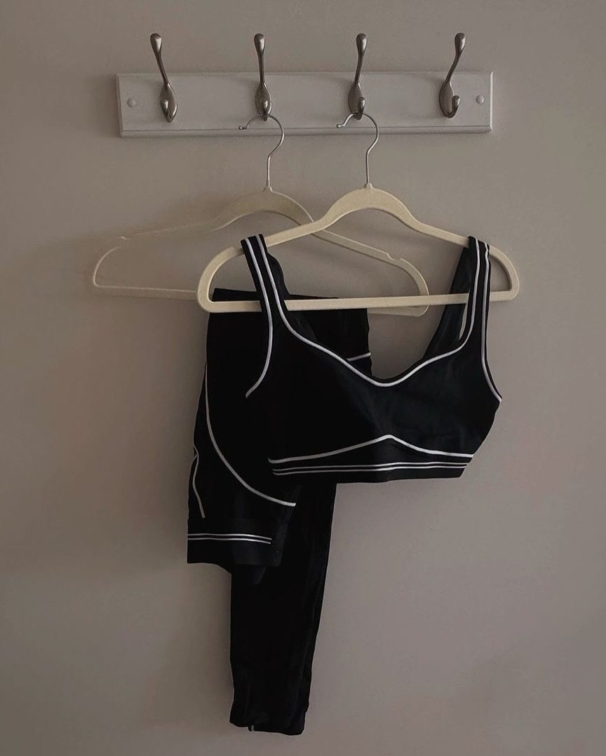 Designer Yoga Set Tops Sports Clothing Bra Leggings High End White Striped Low Back Dance Outfits Summer Running Fitness Pilates Yogasets women clot