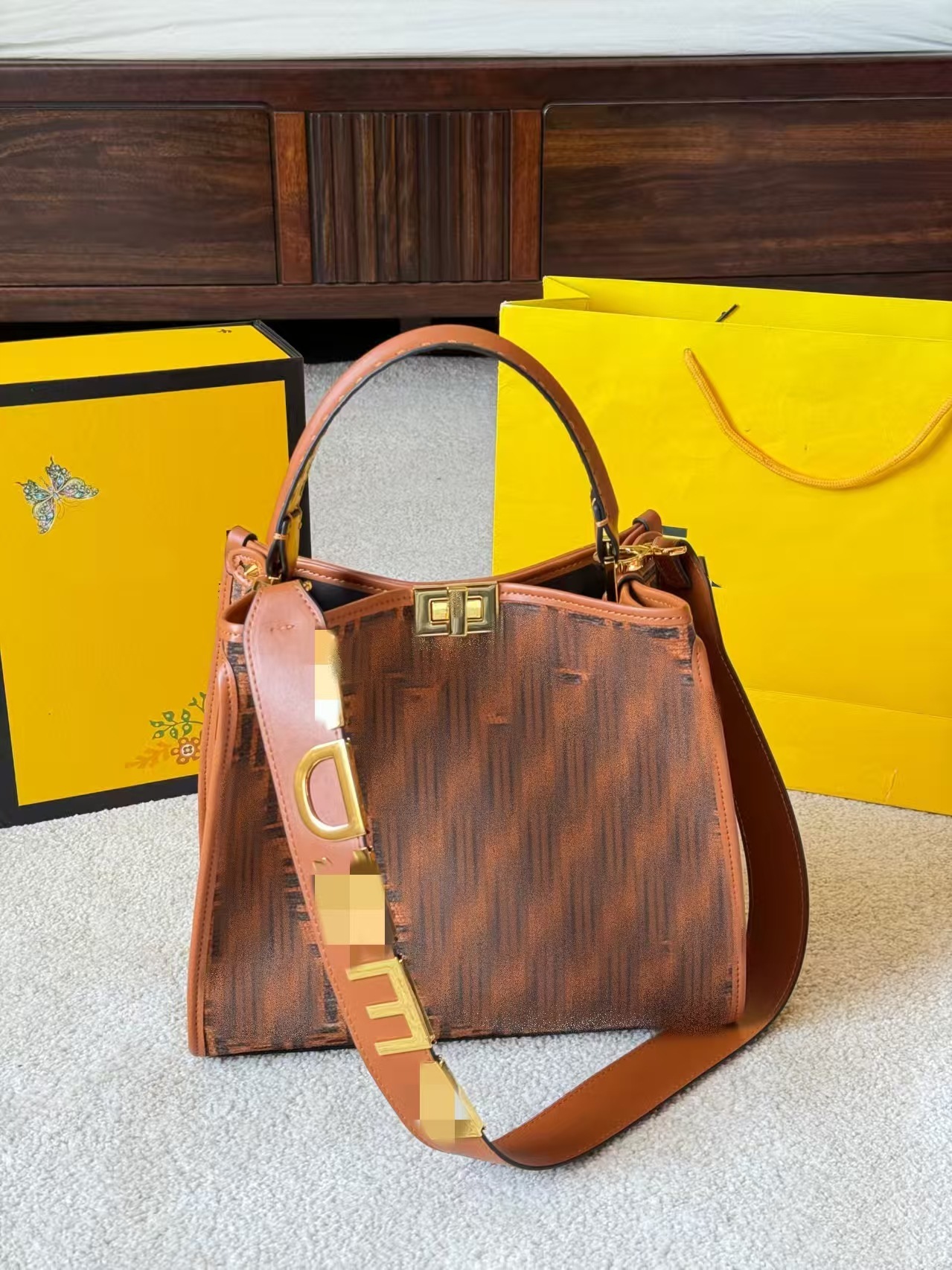 2026 New Cross-Border Trendy Brand Tote Vintage Handbag, Large Capacity Commuting Bag, High-End designer bag Women's ladies' bag Crossbody