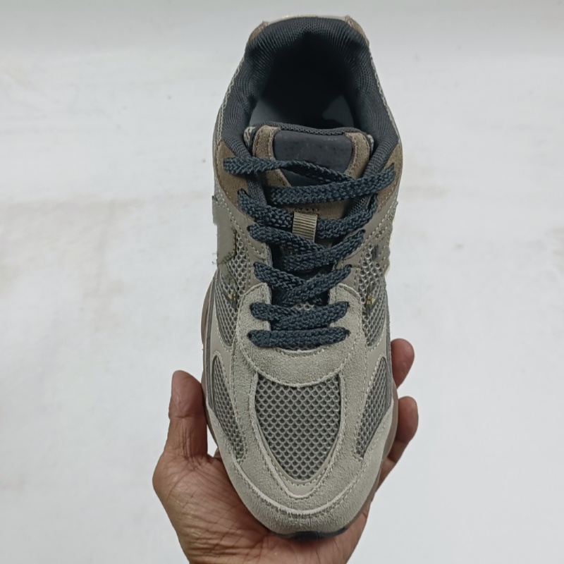 Senior designer creates mens and womens running shoes Highquality suede and mesh upper shoes for a retro and casual sportswear style