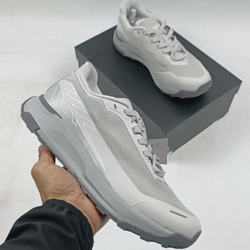 Des designers seniors de haute qualité ont conçu des chaussures de course universelles pour hommes et femmes avec une tige en mesh respirant et d