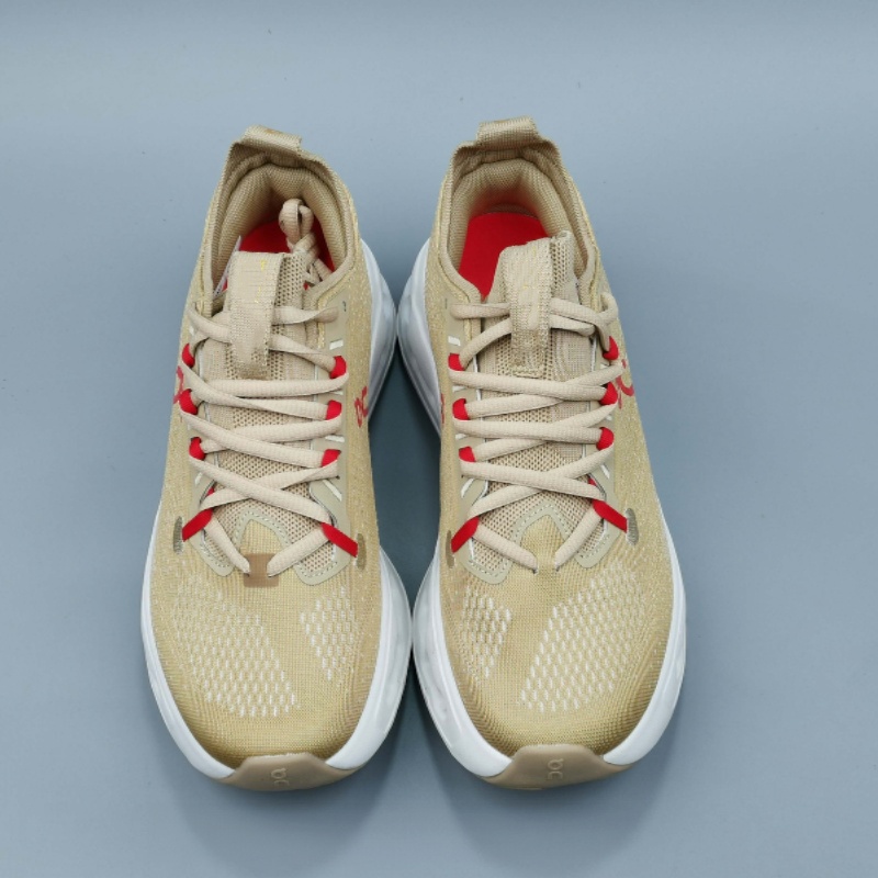 Chaussures de sport en maille respirante haut de gamme fabriquées à la main par des designers seniors avec des semelles creuses absorbant les cho