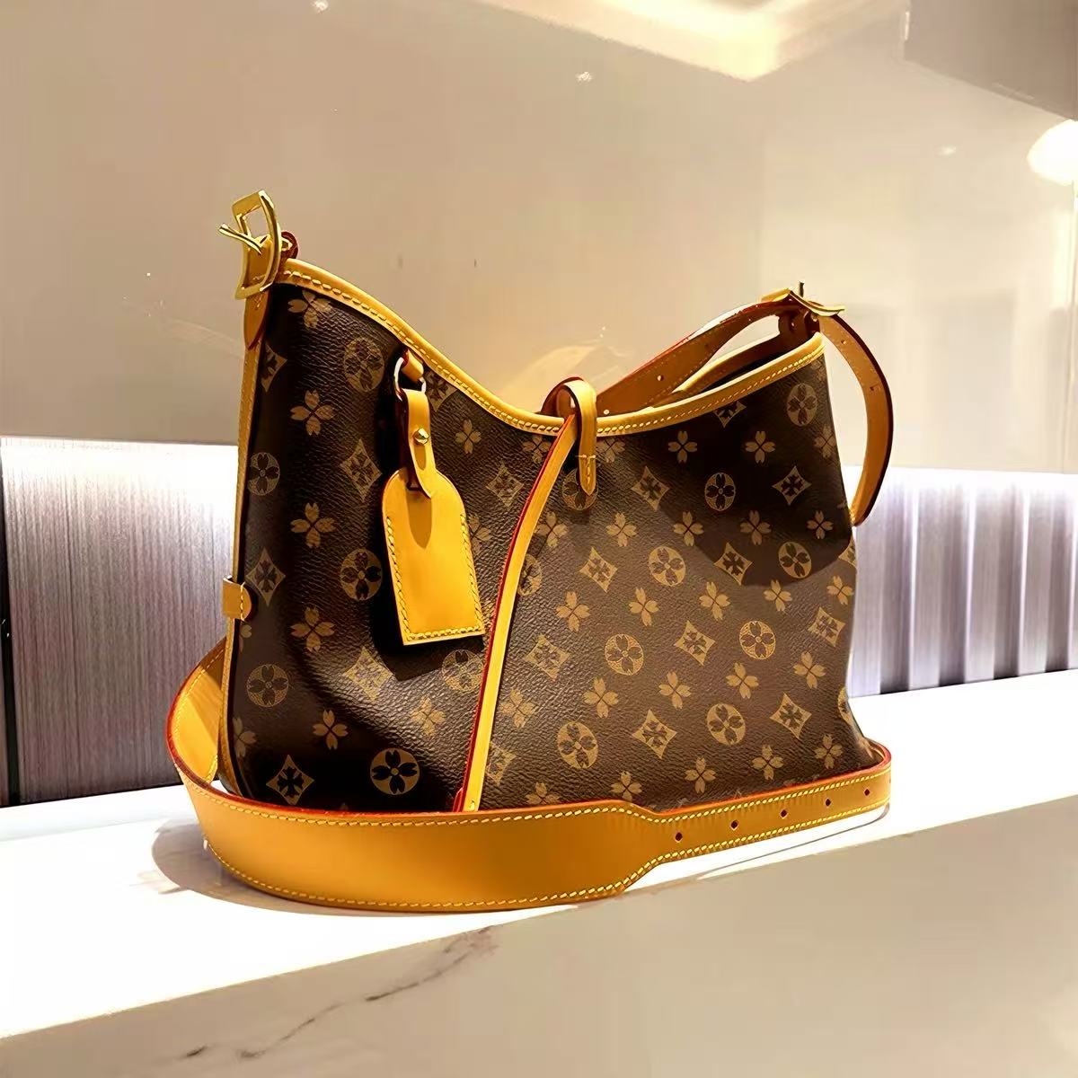 Sac fourre-tout monogramme Vintage en cuir véritable de grande capacité de luxe 2026 été dames mode sac à bandoulière sous les bras pour le burea